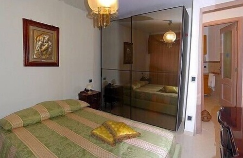 Colli di Fontanelle House | Villa Crispina B: A cozy apartment that is part of a villa with a view of the sea and of the Bay of Naples.
