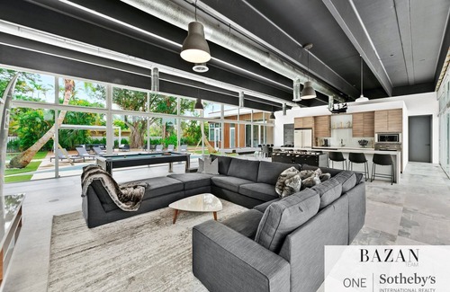 Seybold House | Villa Cristal 6 Bedroom 6.5 Bath Modern Loft 8 Total Beds 3 King 5 Queen Beds