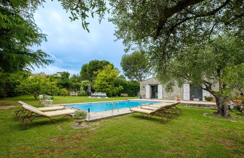 Peymeinade Villa | Villa 'Cyprès Bleu' with private pool, private terrace and Wi-Fi