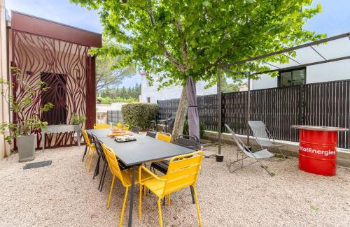 Gardanne Villa | Villa de Charme Climatisée avec Piscine au Centre