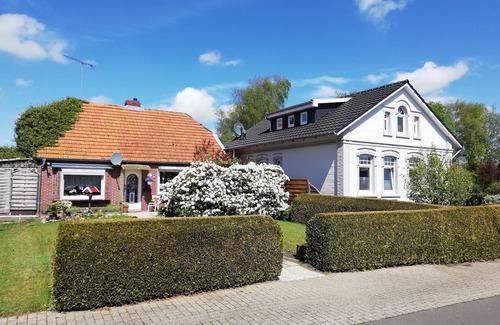 Schweindorf House | "Villa de Witt" vacation for up to 6 people in historic East Frisian flair