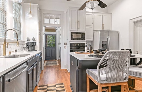 Montgomery House | Villa Deileoni -Elegant- 3 Bed 3/bath in Old Cloverdale