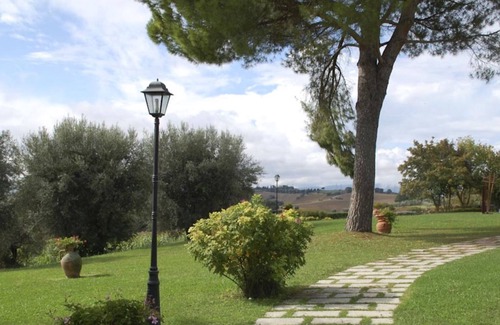 Ranciano Villa | Villa del Lago. Independent Villa up to 18 guests. Private heated pool
