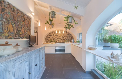 Ischia Porto Villa | Villa 'Di Charme Ischia Porto' with Shared Terrace, Wi-Fi and Air Conditioning