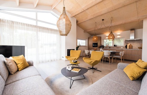 Buren House | Villa Dobbe located on the grounds of Klein Vaarwater in Buren.