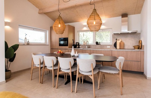 Buren House | Villa Dobbe located on the grounds of Klein Vaarwater in Buren.