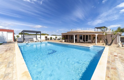 Albufeira Villa | Villa Dolce Vita is a pretty single story villa with swimming pool