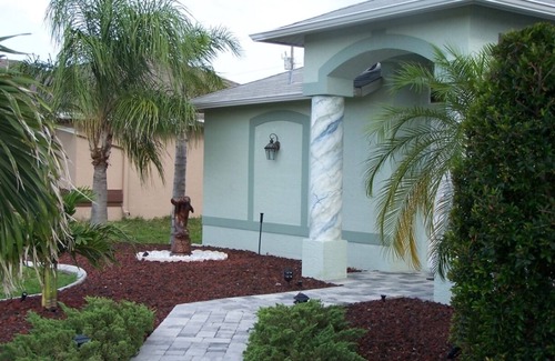 Cape Coral Villa | Villa Dolphin is a charming 2 Bed Cape Coral Pool Villa facing south.