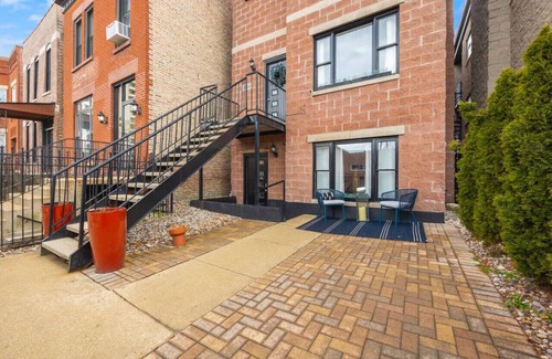 Bronzeville Apartment | Villa Dubois 3 Bedroom Suite - 1