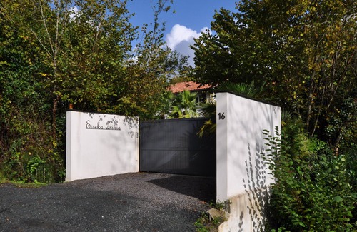 Behobie House | Villa Erreka Txikia: quiet villa with pool
