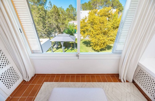 San Antonio Bay Villa | Villa Paz between Relaxation Nature and Waves