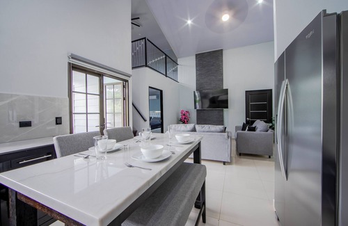 La Fortuna House | Villa Escondida Charming 3bedroom house with WiFi and AC in brilliant La Fortuna