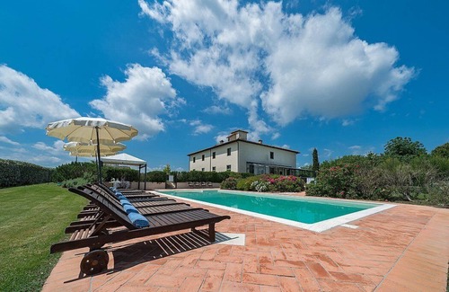 Le Piazze Villa | Villa Eterea: A luxurious three-story age-old farm house built in the 18th century, located in the heart of the Valdichiana, with Free WI-FI.