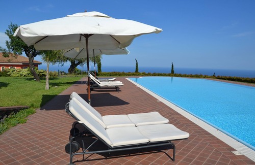 Santa Venerina Apartment | Villa Etnamare with Infinity pool - Apartment Gelsomino