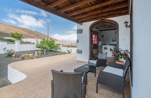 Tinajo House | Villa Eva with Mountain View, Pool, Wi-Fi, Air Conditioning & Garden; Parking Available