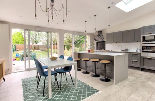 Montigny-le-Bretonneux House | Villa : Explorez les Trésors Cachés, Entouré de Charme et Attractions!