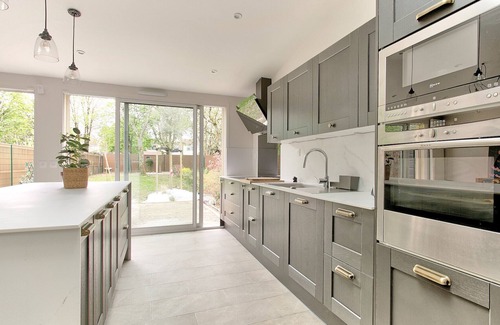 Montigny-le-Bretonneux House | Villa : Explorez les Trésors Cachés, Entouré de Charme et Attractions!