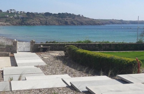 Plouarzel House | Villa feet in the water