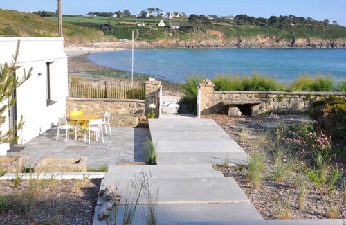 Plouarzel House | Villa feet in the water