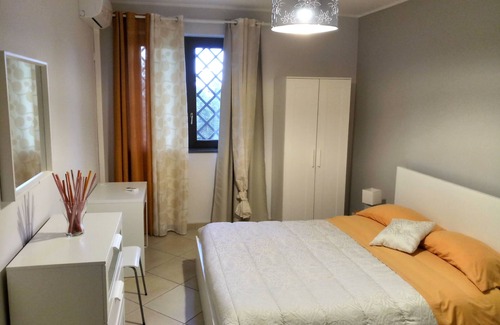 Pennisi Bed & Breakfast | Villa Feluchia B & B between the Sea and the Volcano - deluxe white room