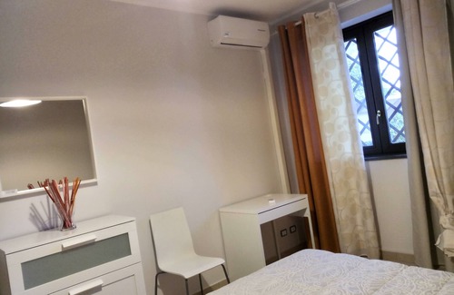 Pennisi Bed & Breakfast | Villa Feluchia B & B between the Sea and the Volcano - deluxe white room