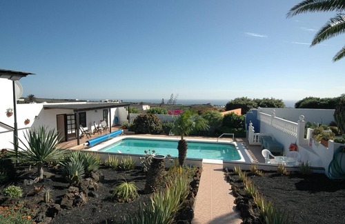 Macher Villa | Villa Finca el Volcan with Sea View, Pool, Garden & Wi-Fi