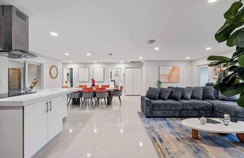 Hollywood Hills House | Villa Flora|Tropical Paradise Pool/Bkb Ct/PingPong
