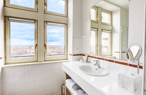 Old Lyon Hotel | Villa Florentine, A Beauvallon Hotel & Spa