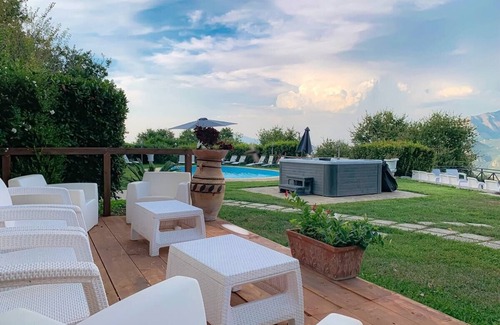 Colli di Fontanelle Villa | Villa Fontanella - Modern villa with pool and Jacuzzi