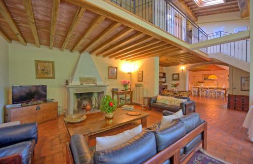 Orentano Villa | Villa Fontine by PosarelliVillas