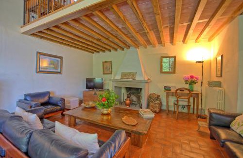 Orentano Villa | Villa Fontine by PosarelliVillas