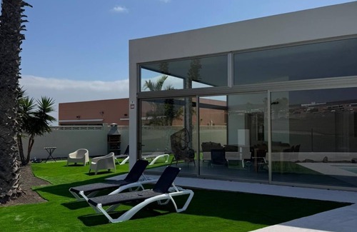 Costa de Antigua Villa | Villa for 10 with heated pool, BBQ, WiFi & A/C