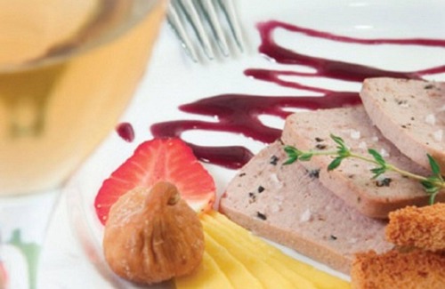 Brantome-en-Perigord Villa | Villa for 1-10 in Dordogne, resto across the lawns and just a stroll to Brantome