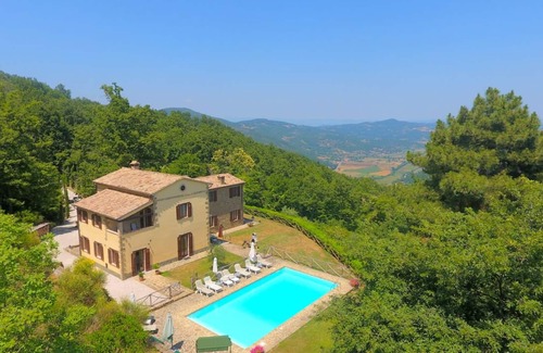 Lisciano Niccone Villa | Villa Forconi: Completely private luxury villa with pool and free wifi.