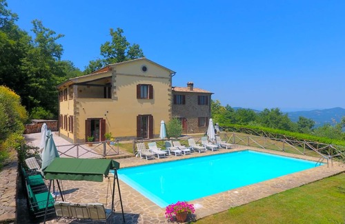 Lisciano Niccone Villa | Villa Forconi: Completely private luxury villa with pool and free wifi.