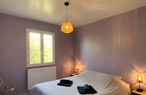 Entraigues-sur-la-Sorgue Villa | Villa Monte Calvo, Haven of Peace with Pool