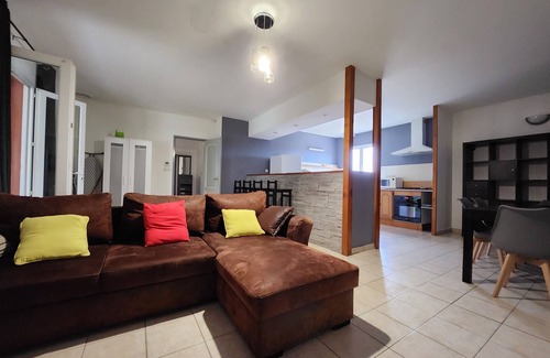 Saint-Julien-de-Peyrolas House | Villa 3 Chambres Avec Jardin et Piscine Privative
