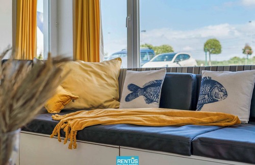Westende House | Villa Gamoni - spacious holiday home with garden