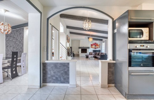 La Grande-Motte Villa | Villa 'Grande' with Private Terrace, Private Garden and Wi-Fi