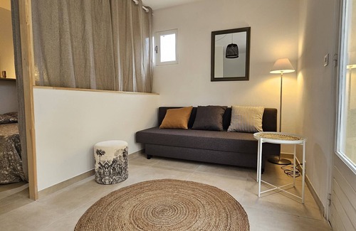 L'Ile-Rousse Apartment | Villa Graziani - Les Lauriers. Studio à 80m de la Plage, Clim, Terrasse Parking