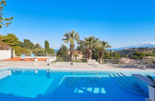 Torre Colonna-sperone Villa | Villa Hermosa with pool and sea view