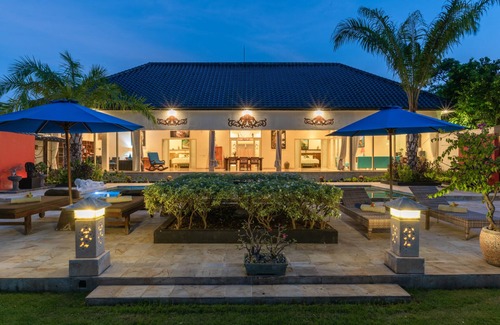 Banjartegehe Villa | Villa Hikume - Relax In A Private Beachfront Villa