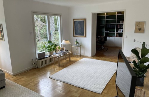 Saltsjobaden House | Villa idyll on Solsidan with award-winning park-like garden and lake views!