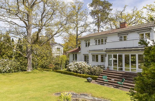 Saltsjobaden House | Villa idyll on Solsidan with award-winning park-like garden and lake views!