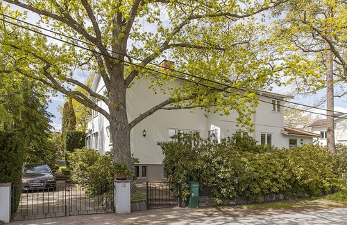 Saltsjobaden House | Villa idyll on Solsidan with award-winning park-like garden and lake views!