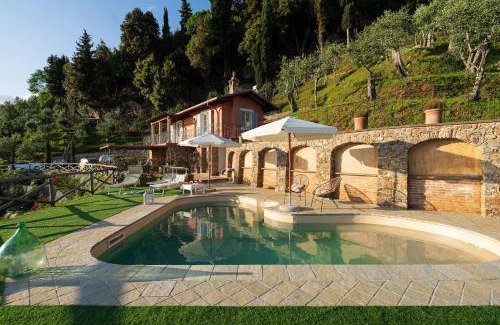 Camaiore Villa | Villa "Il Grillo" Piscina privata, Panorama e privacy