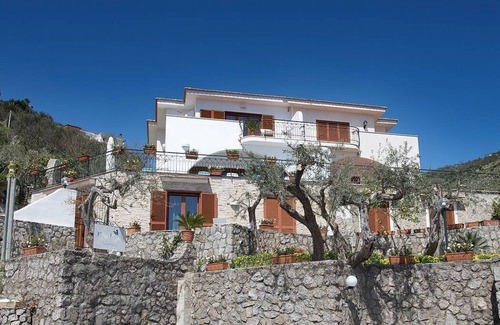 Sirenuse House | Villa Ilona Piccola: A splendid and luminous two-story independent house which faces the sun and the sea, with Free WI-FI.
