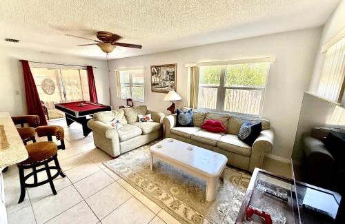 Park Lake Estates House | Villa IMPRESSA -Close to Beaches, Billiard,Ping-Pong Table, Lanai, Fire Pit, BBQ, Patio, Back Yard