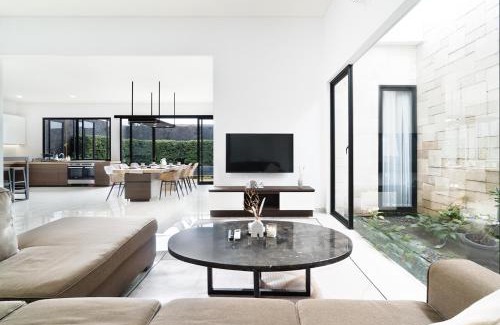 Sukajadi Villa | Villa in Bandung with Swimming Pool, Netflix & BBQ