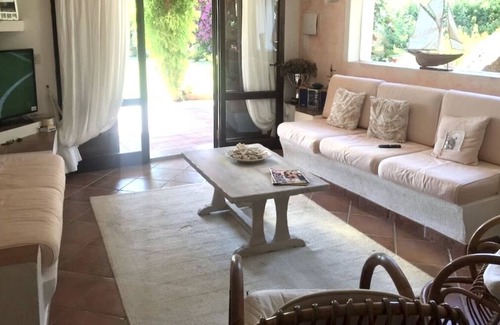 Cala di Volpe Cabin | Villa in Cala di Volpe, Porto Cervo surrounded by greenery